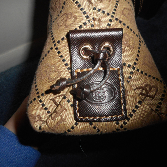 Dooney and Bourke logo bag, LIKE NEW CONDITION - Picture 5 of 8